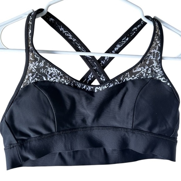 Lululemon Workout to water top/ Ice Breaker White Black / Black, Size 4 - Picture 2 of 4